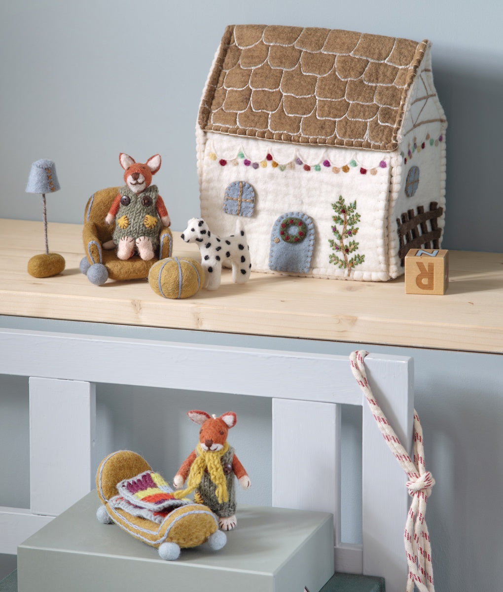 Gry & Sif Xmas Felt House with Garland Decoration